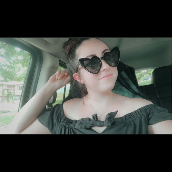 Black Heart Cateye Sunglasses - Picture 2 of 4